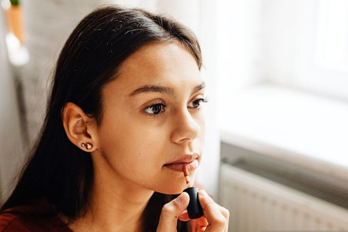 Kiat mencegah bibir kering karena pemakaian lipstik Kiat mencegah bibir kering karena pemakaian lipstik