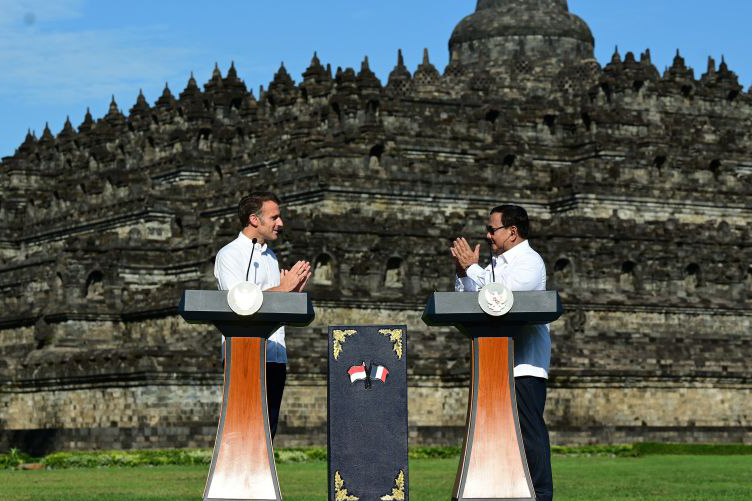 Fadli Zon ceritakan Macron berhasil gapai patung Buddha di Borobudur