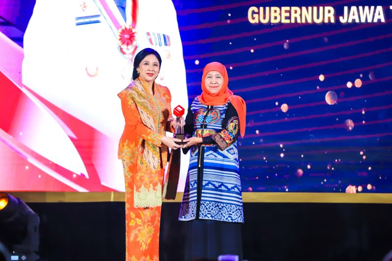 Khofifah terima penghargaan Leading Women Awards 2025 Khofifah terima penghargaan Leading Women Awards 2025