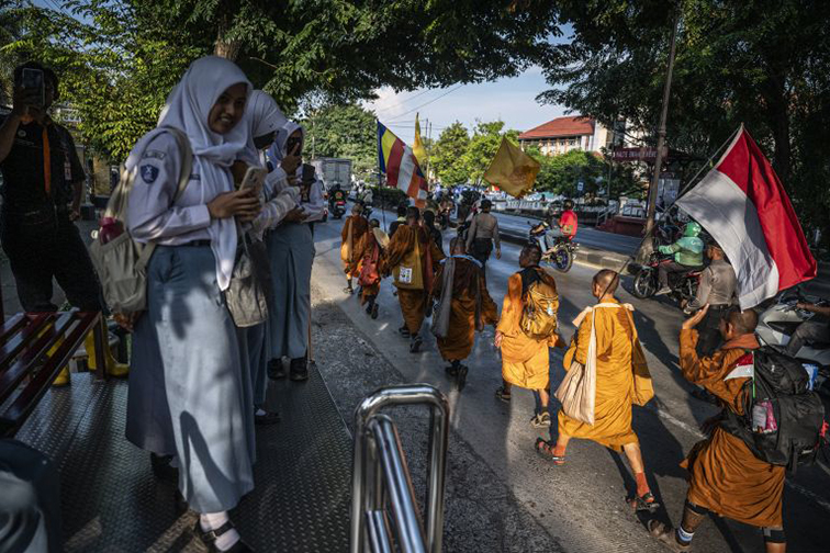 Rombongan biksu Thudong melintasi Temanggung Rombongan biksu Thudong melintasi Temanggung