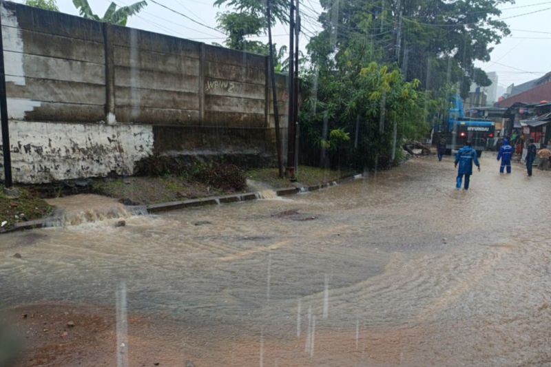 Hujan lebat jadi penyebab tembok gudang SDA jebol di Pasar Minggu Hujan lebat jadi penyebab tembok gudang SDA jebol di Pasar Minggu