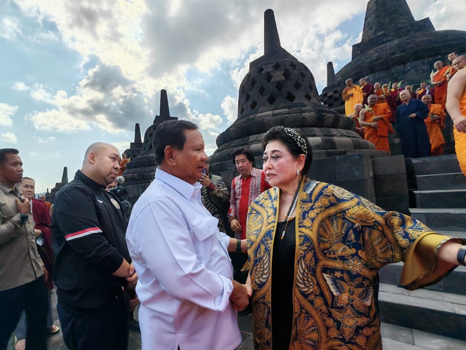 Ketua Umum WALUBI dan ratusan Bhikkhu turut sambut Presiden RI Prabowo dan Presiden Prancis Emmanuel Ketua Umum WALUBI dan ratusan Bhikkhu turut sambut Presiden RI Prabowo dan Presiden Prancis Emmanuel