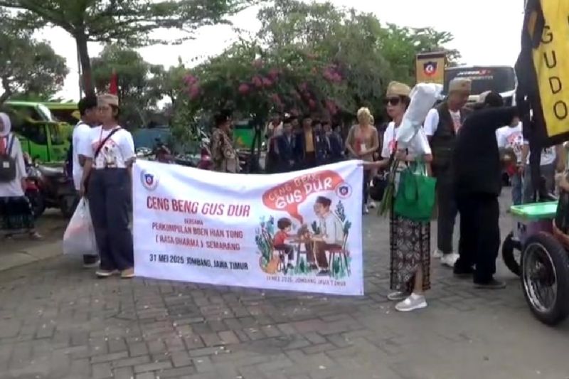 Warga keturunan Tionghoa lakukan tradisi Ceng Beng di makam Gus Dur Warga keturunan Tionghoa lakukan tradisi Ceng Beng di makam Gus Dur
