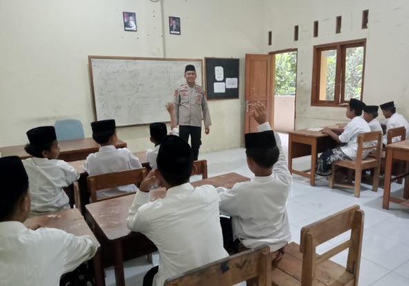 Aiptu Herman, polisi sekaligus pengajar Pondok Pesantren Yatim Piatu di Tegal Aiptu Herman, polisi sekaligus pengajar Pondok Pesantren Yatim Piatu di Tegal