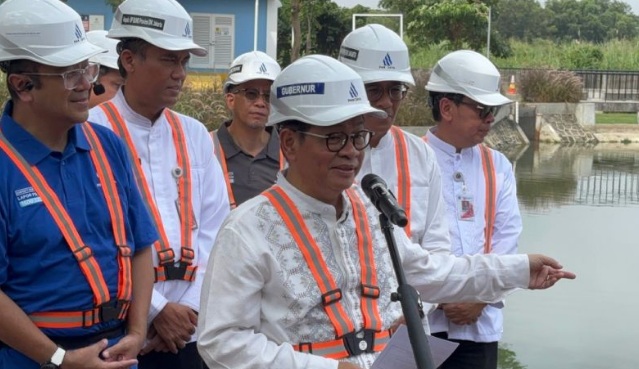 Pram buktikan air hasil olahan IPA Mookervart bersih dan bisa diminum Pram buktikan air hasil olahan IPA Mookervart bersih dan bisa diminum