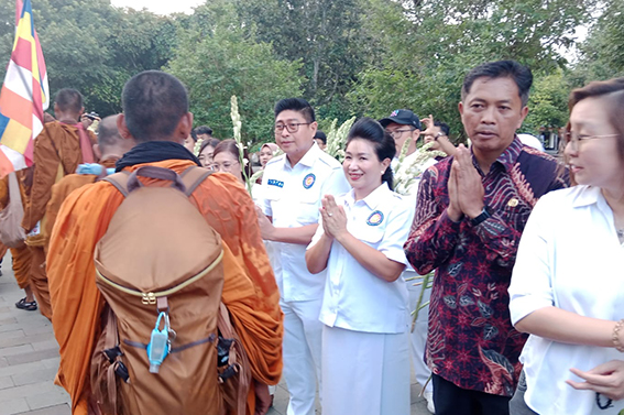 Tiba di Candi Borobudur, 36 Bhiku Tudong ikuti detik-detik Waisak 2569 BE/2029 Tiba di Candi Borobudur, 36 Bhiku Tudong ikuti detik-detik Waisak 2569 BE/2029