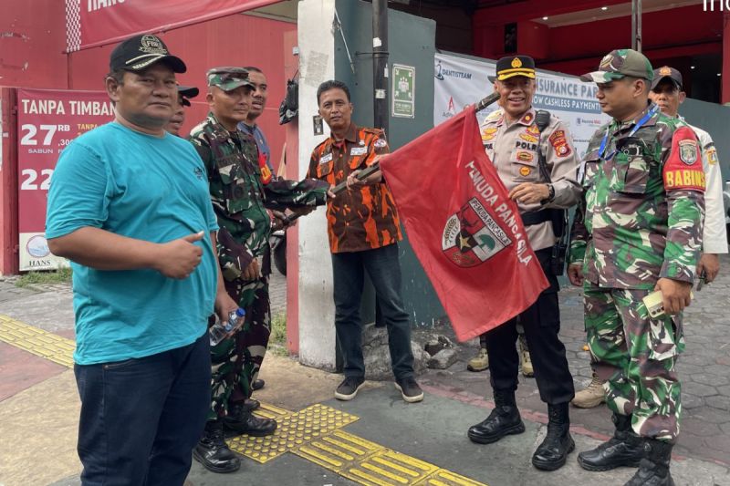 Ratusan bendera ormas di Jakarta Pusat ditertibkan Ratusan bendera ormas di Jakarta Pusat ditertibkan