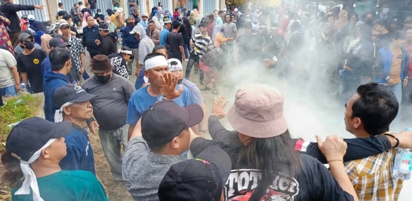 Aksi simpatisan Suryatati-Ii Sumirat di Kantor Bawaslu Bengkulu Selatan ricuh Aksi simpatisan Suryatati-Ii Sumirat di Kantor Bawaslu Bengkulu Selatan ricuh