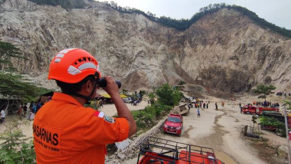 Tim SAR temukan tiga korban longsor tambang Gunung Kuda Cirebon Tim SAR temukan tiga korban longsor tambang Gunung Kuda Cirebon