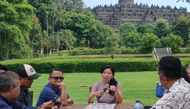Pemasangan stair lift Candi Borobudur tanpa paku dan bor Pemasangan stair lift Candi Borobudur tanpa paku dan bor