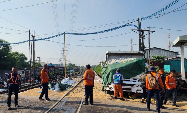 Satu orang tewas setelah KA Harina tabrak truk di Semarang Satu orang tewas setelah KA Harina tabrak truk di Semarang