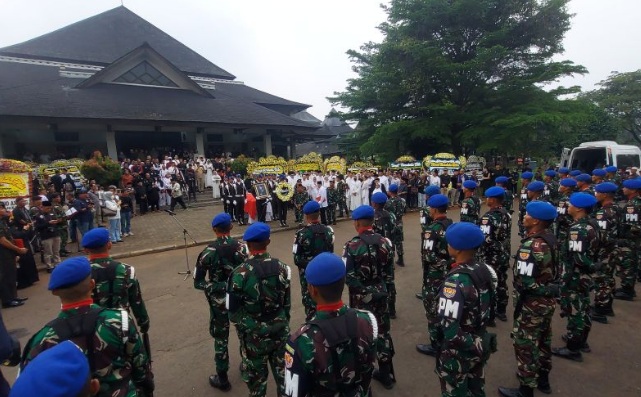 Prabowo beri penghormatan terakhir untuk Eddie Marzuki di TMII Prabowo beri penghormatan terakhir untuk Eddie Marzuki di TMII