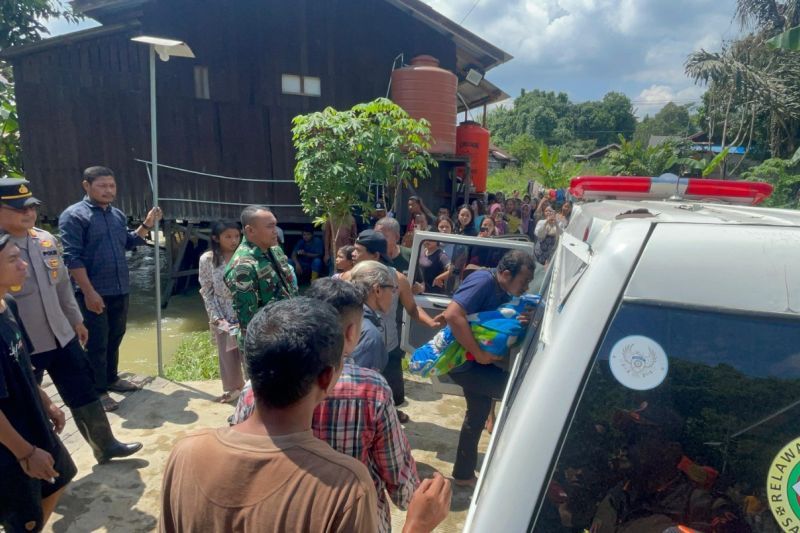 SAR berhasil temukan balita terseret arus banjir di Samarinda SAR berhasil temukan balita terseret arus banjir di Samarinda