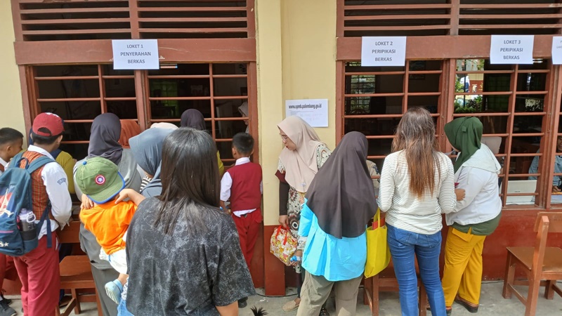 Orangtua siswa di Palembang antusias daftarkan anak masuk SMP Orangtua siswa di Palembang antusias daftarkan anak masuk SMP