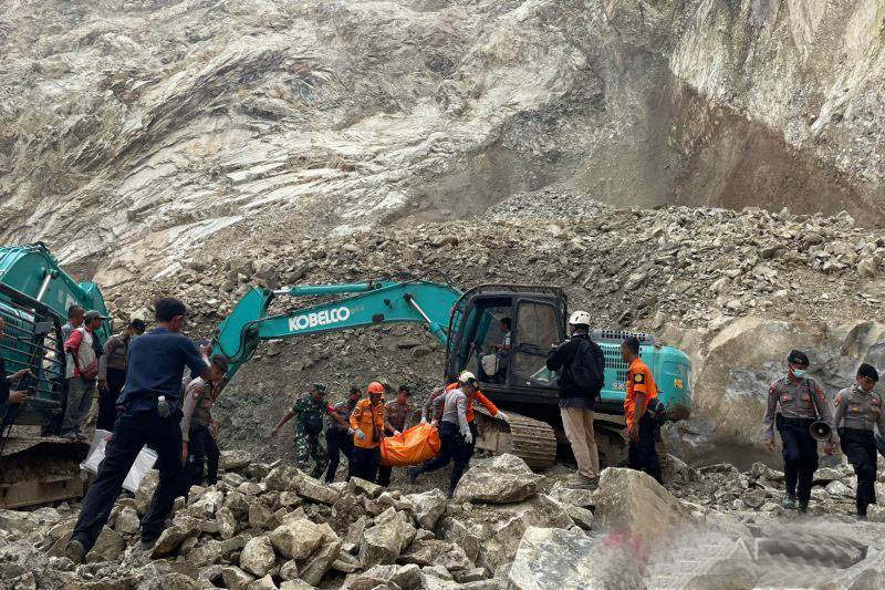 BNPB: Korban tambang longsor di Cirebon bertambah jadi 17 orang BNPB: Korban tambang longsor di Cirebon bertambah jadi 17 orang