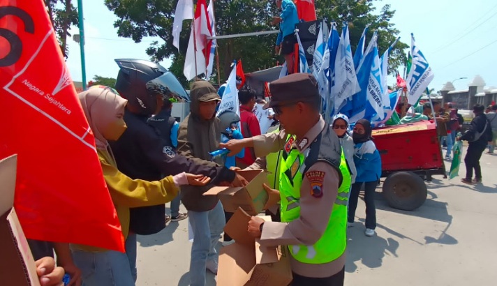 Aksi simpatik anggota Polres Brebes saat kawal aksi unjuk rasa petingatan May Day Aksi simpatik anggota Polres Brebes saat kawal aksi unjuk rasa petingatan May DayÂ