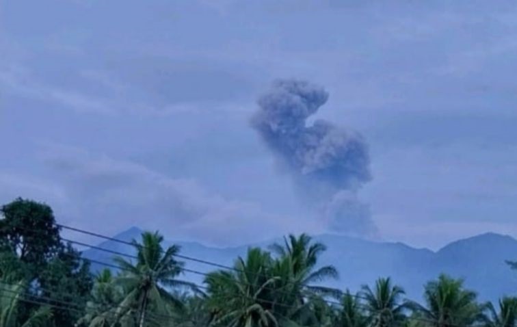 Badan Geologi: Gunung Dokuno dua kali erupsi lontarkan setinggi 1 km