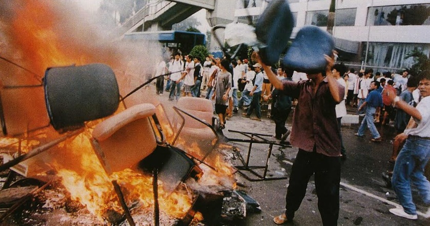 13 Mei 1998: Kerusuhan berbau rasial di Jakarta dan Solo 13 Mei 1998: Kerusuhan berbau rasial di Jakarta dan Solo