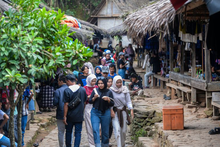 Pengunjung padati saba budaya Badui di pedalaman Lebak Banten Pengunjung padati saba budaya Badui di pedalaman Lebak Banten