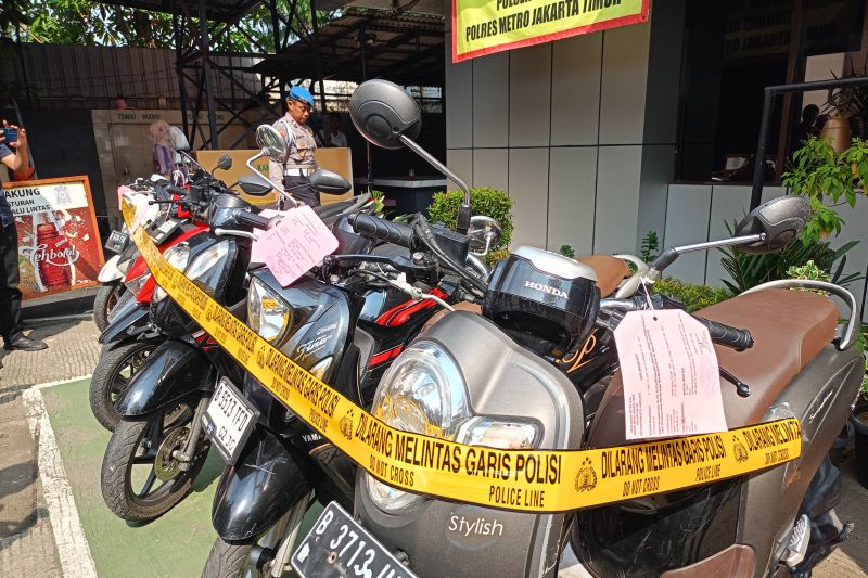 Polisi bekuk tiga remaja hendak transaksi motor curian