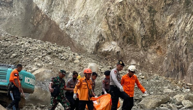 Tim SAR temukan lima korban tewas akibat longsor di Gunung Kuda Tim SAR temukan lima korban tewas akibat longsor di Gunung Kuda