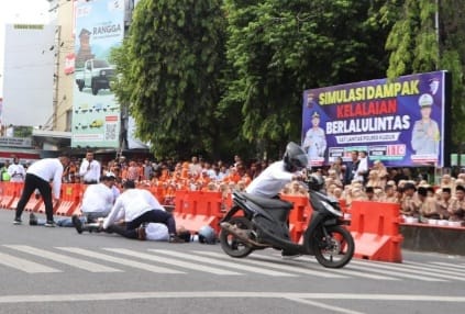 Polres Kudus gelar simulasi kecelakaan guna memberikan edukasi bagi pelajar Polres Kudus gelar simulasi kecelakaan guna memberikan edukasi bagi pelajar