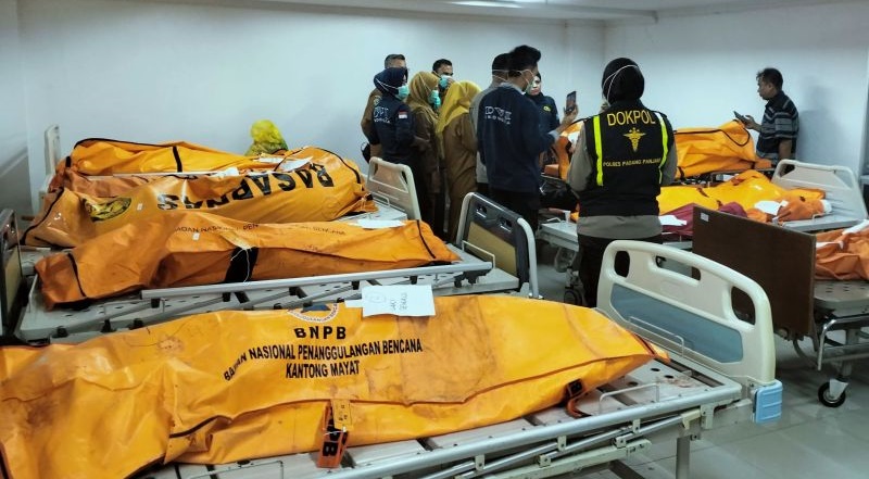 Polisi akan pindahkan jenazah kecelakaan maut ke RS Bhayangkara Polisi akan pindahkan jenazah kecelakaan maut ke RS Bhayangkara