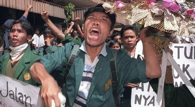 18 Mei 1998: Massa duduki DPR, Harmoko minta Soeharto mundur 18 Mei 1998: Massa duduki DPR, Harmoko minta Soeharto mundur