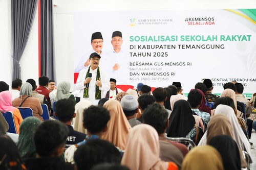 Sujud haru orang tua calon siswa SR: Terimakasih Pak Prabowo