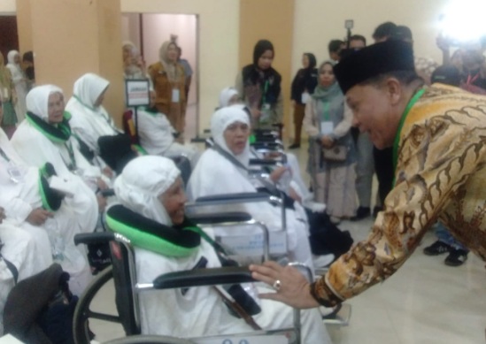 Jemaah Kloter 1 Kota Padang Sidimpuan terlambat 4 jam tiba di Embarkasi Medan Jemaah Kloter 1 Kota Padang Sidimpuan terlambat 4 jam tiba di Embarkasi Medan