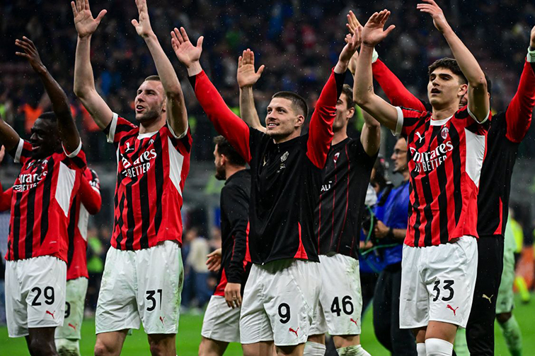 AC Milan menang dramatis 2-1 di kandang Genoa AC Milan menang dramatis 2-1 di kandang Genoa
