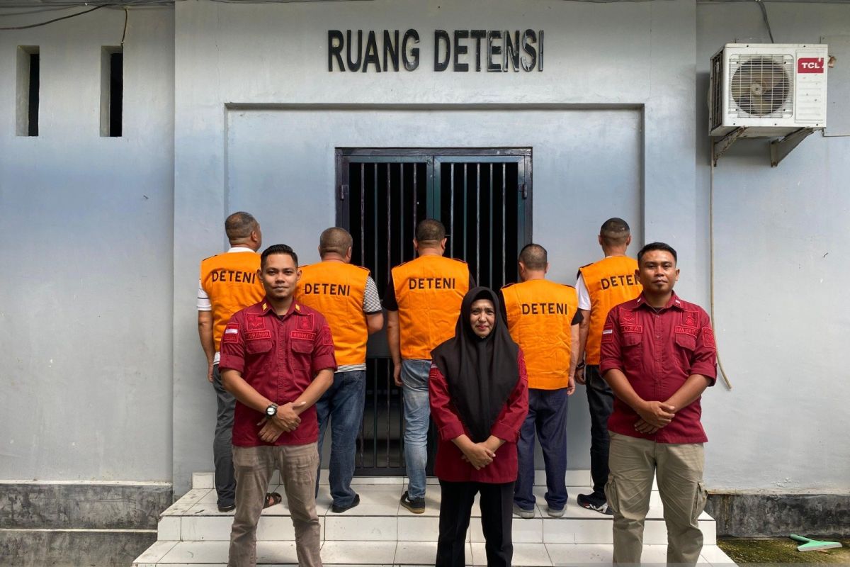 Imigrasi Gorontalo deportasi lima WNA China Imigrasi Gorontalo deportasi lima WNA China