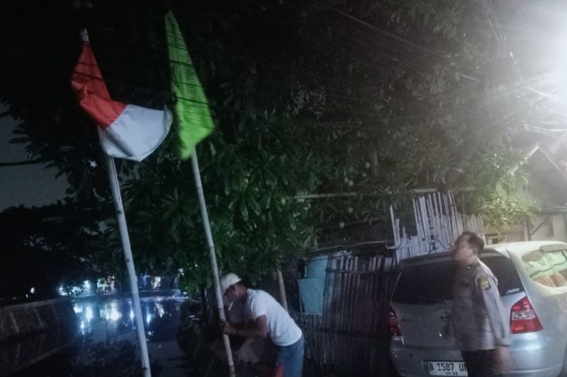 Polisi turunkan atribut ormas di wilayah Cilincing Jakarta Utara Polisi turunkan atribut ormas di wilayah Cilincing Jakarta Utara