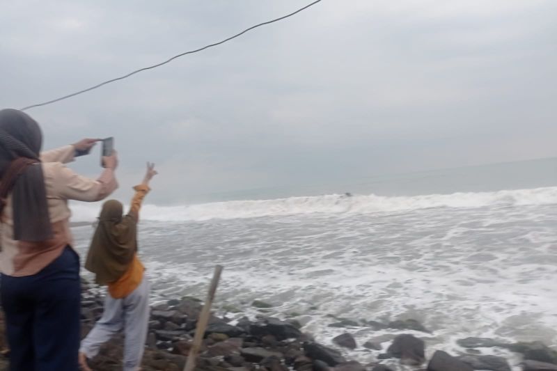 BMKG imbau masyarakat waspada- tinggi gelombang laut Banten 4.0 meter BMKG imbau masyarakat waspada- tinggi gelombang laut Banten 4.0 meter