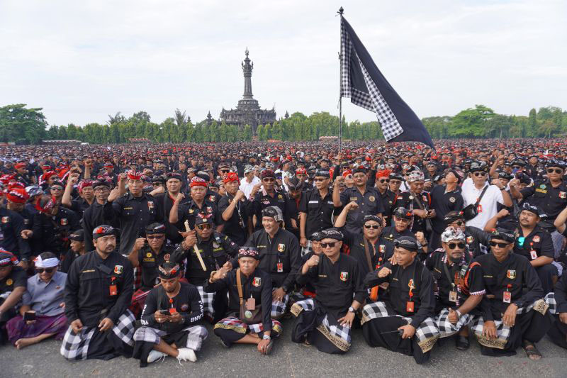 Ribuan pecalang Bali deklarasi tolak kehadiran preman berkedok ormas Ribuan pecalang Bali deklarasi tolak kehadiran preman berkedok ormas