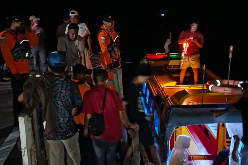 SAR evakuasi puluhan penumpang KM Holy Marry di perairan Morotai SAR evakuasi puluhan penumpang KM Holy Marry di perairan Morotai