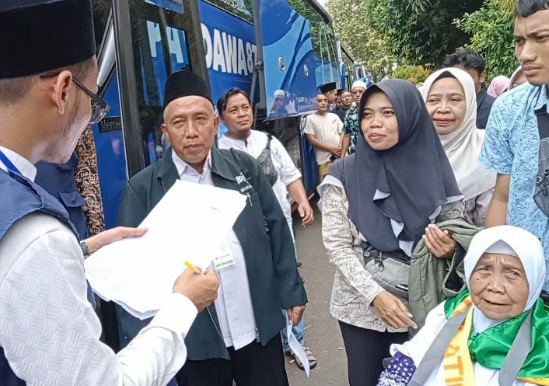 Sebanyak 354 calhaj Kabupaten Tegal diberangkatkan Sekda Amir Makhmud Sebanyak 354 calhaj Kabupaten Tegal diberangkatkan Sekda Amir Makhmud