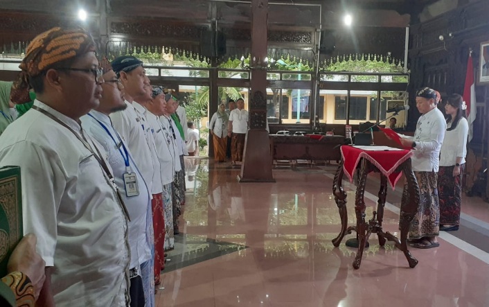 Bupati Kudus lantik 16 kepsek yang kosong Bupati Kudus lantik 16 kepsek yang kosong