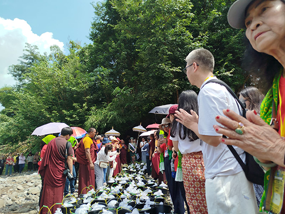 Ritual pelepasan ikan warnai rangkaian Waisak di Borobudur