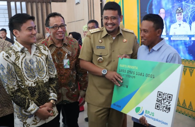Gubernur dan pimpinan DPRD Sumut serahkan 1.600 BPJS KT bagi nelayan Gubernur dan pimpinan DPRD Sumut serahkan 1.600 BPJS KT bagi nelayan
