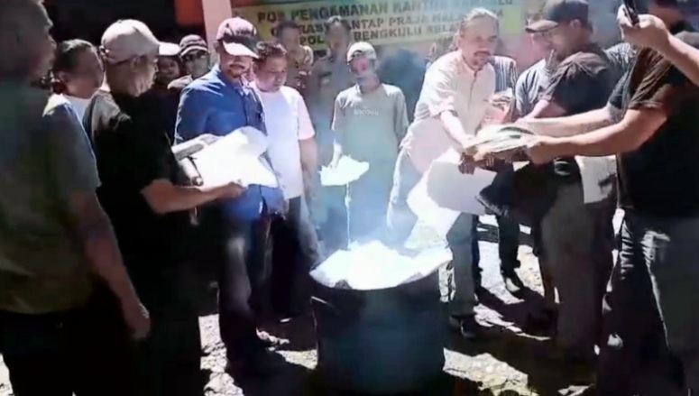 Kasus dugaan rekayasan penangkapan cawabup dihentikan, massa geruduk kantor Bawaslu Bengkulu Selatan Kasus dugaan rekayasan penangkapan cawabup dihentikan, massa geruduk kantor Bawaslu Bengkulu Selatan