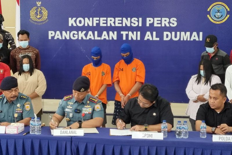 19 PMI ilegal yang hendak ke Malaysia diserahkan ke BP3MI Riau 19 PMI ilegal yang hendak ke Malaysia diserahkan ke BP3MI Riau