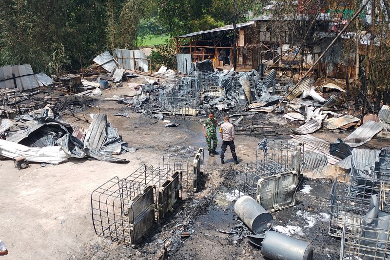 Gudang penimbunan BBM di Bukittinggi terbakar Gudang penimbunan BBM di Bukittinggi terbakar