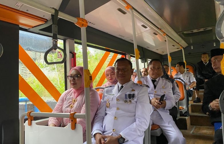 Munjirin hujan-hujanan naik Transjakarta ke pelantikan di Balai Kota Munjirin hujan-hujanan naik Transjakarta ke pelantikan di Balai Kota