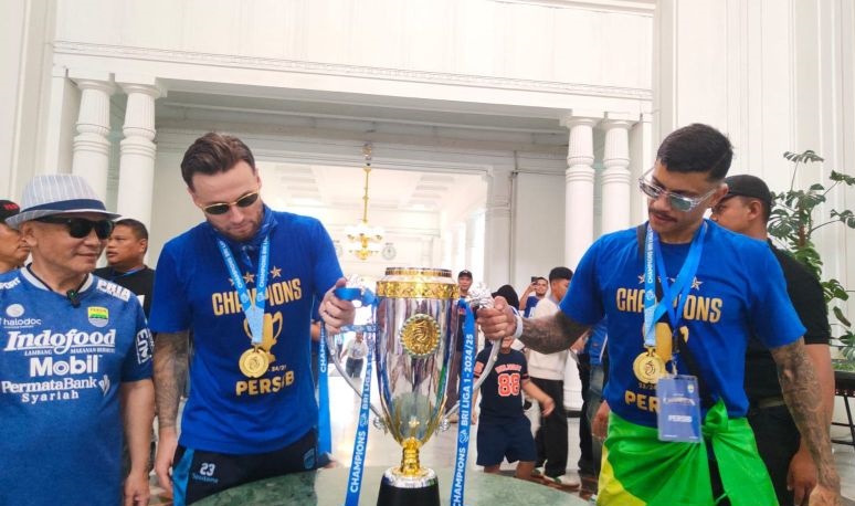 Skuad Persib juara disambut ribuan Bobotoh di Gedung Sate Skuad Persib juara disambut ribuan Bobotoh di Gedung Sate