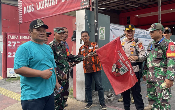 Polisi tertibkan ratusan bendera ormas di Jakpus Polisi tertibkan ratusan bendera ormas di Jakpus