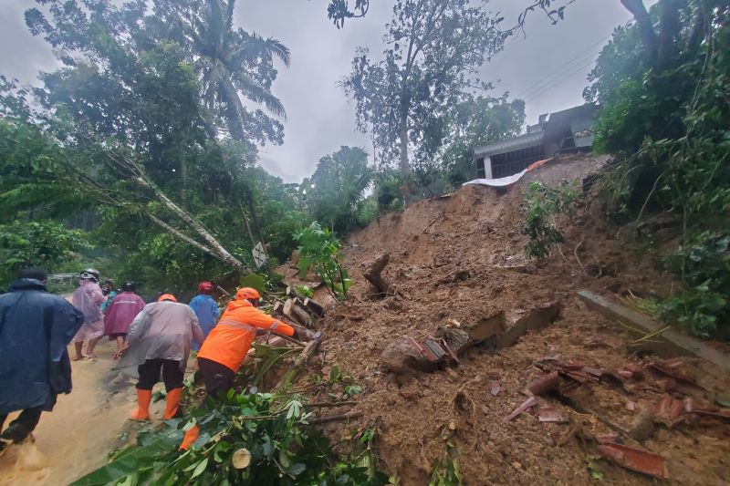 Enam warga tertimbun longsor di lereng Wilis Trenggalek Enam warga tertimbun longsor di lereng Wilis Trenggalek