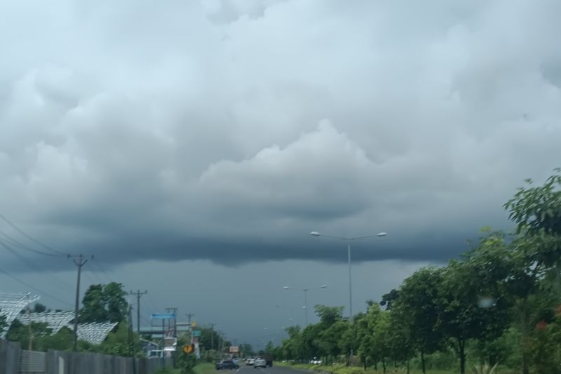 Hujan ringan diprediksi terjadi di sebagian wilayah Tanah Air Selasa