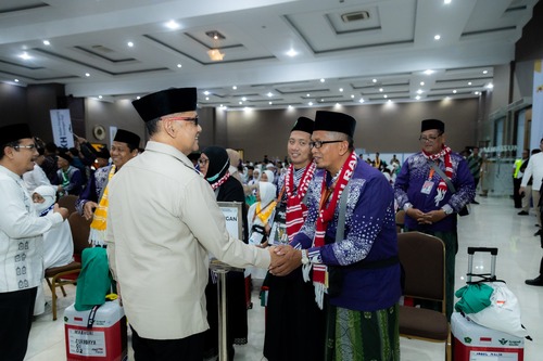 Kepala BP Haji talbiah bersama jemaah Kloter I Surabaya