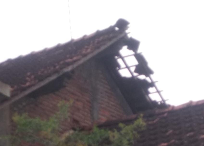 Angin kencang terjang ratusan rumah di Kudus